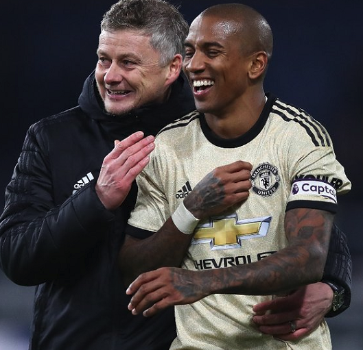 雷速体育:曼联向阿什利-扬开出一年续约合同